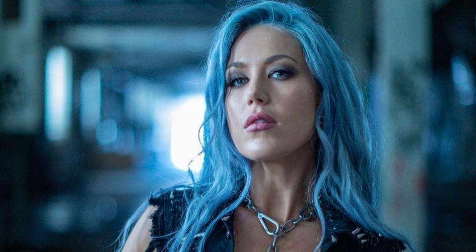 ALISSA WHITE-GLUZ, tout juste évincée d’ARCH ENEMY, son nouveau vidéoclip « The Room Where She Died » est à découvrir