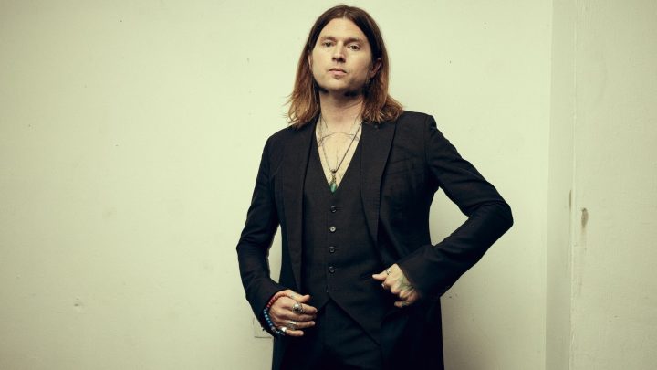 JAY BUCHANAN (RIVAL SONS) débarque en solo avec un nouveau vidéoclip « Caroline » à découvrir et un premier album