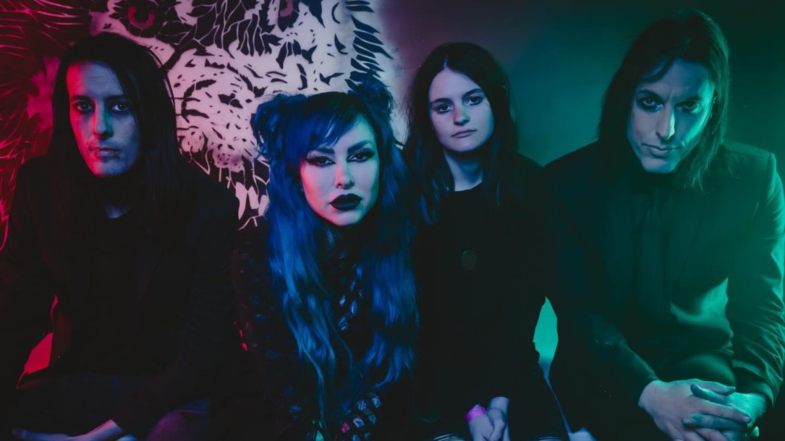 STITCHED UP HEART, nouveau vidéoclip « GLITCH B*TCH » feat. Conquer Divide à découvrir, nouvel album annoncé