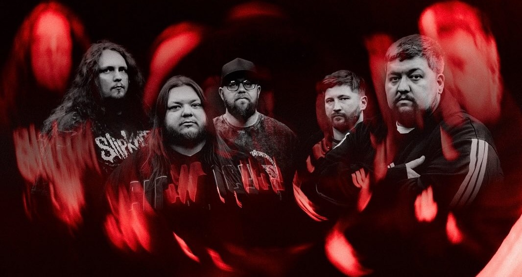 DE’LOUR, nouveau vidéoclip « Long May You Reign » à découvrir