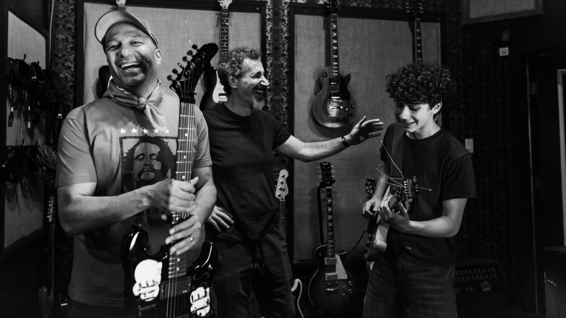 TOM MORELLO, SERJ TANKIAN ET ROMAN MORELLO unissent leur force sur le single « ADJOURN IT »