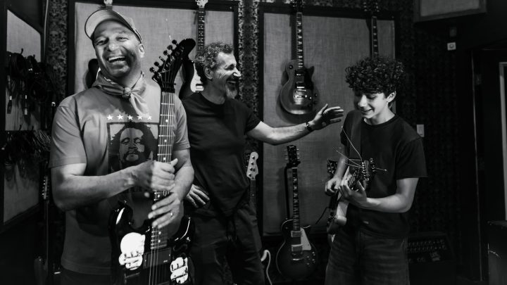 TOM MORELLO, SERJ TANKIAN ET ROMAN MORELLO unissent leur force sur le single « ADJOURN IT »