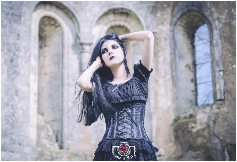 Claire B., DEAD ROSES