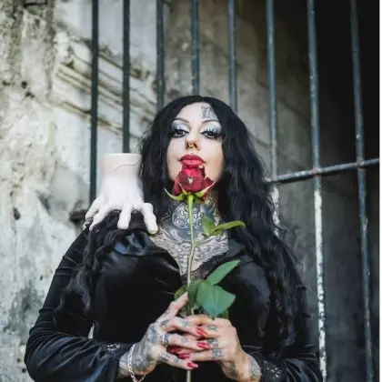 Smells like poison - Addams theme