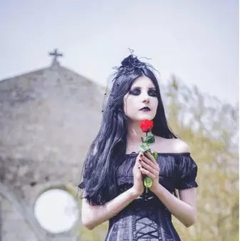 Claire B., DEAD ROSES