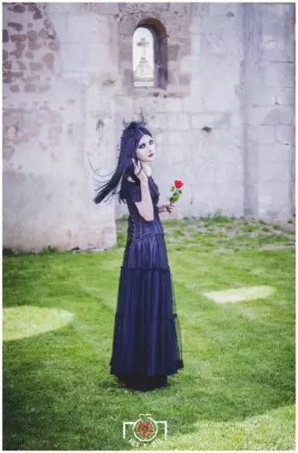 Claire B., DEAD ROSES