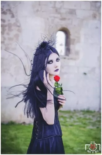 Claire B., DEAD ROSES