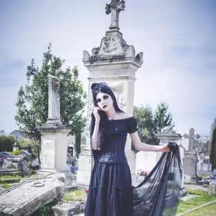Claire B., DEAD ROSES
