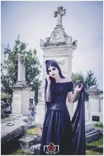 Claire B., DEAD ROSES