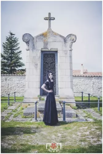 Claire B., DEAD ROSES