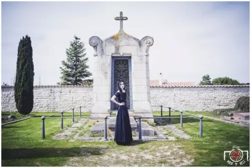 Claire B., DEAD ROSES