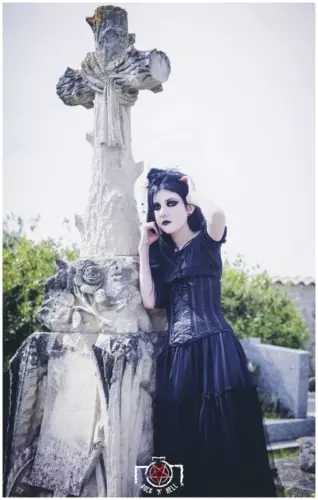 Claire B., DEAD ROSES