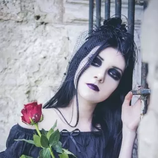 Claire B., DEAD ROSES