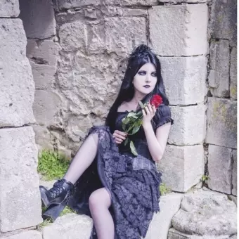Claire B., DEAD ROSES