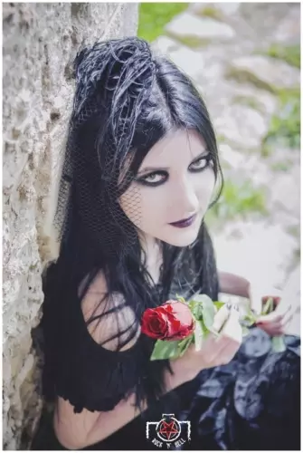 Claire B., DEAD ROSES