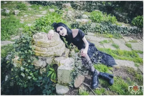 Claire B., DEAD ROSES