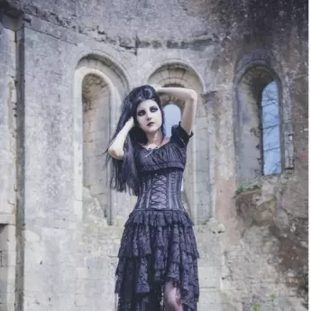 Claire B., DEAD ROSES