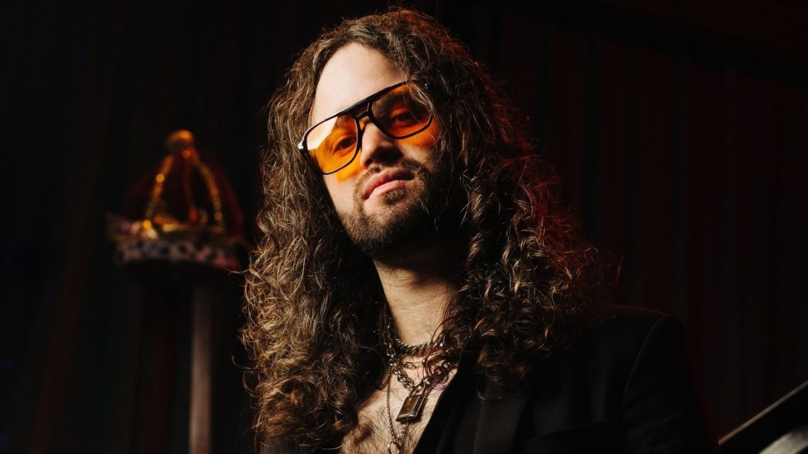 DAN BYRNE, nouveau vidéoclip « Praise Hell » à découvrir, premier album annoncé