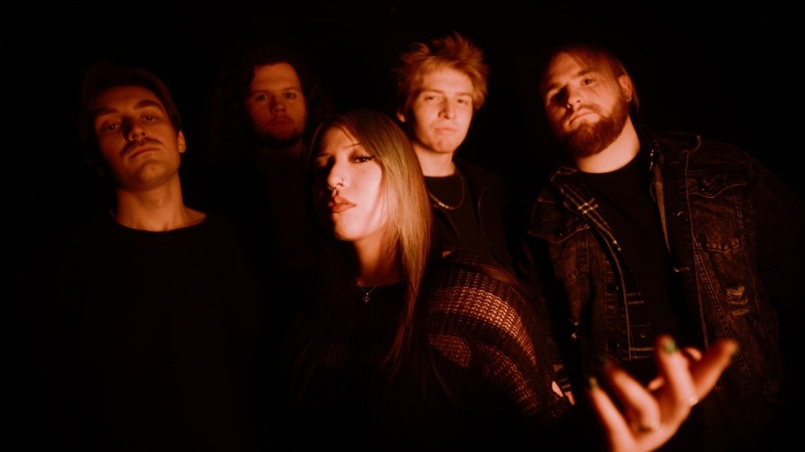 SEVALYNN, nouveau vidéoclip « HOLY SH*T! » feat. Frankie Puleo à découvrir