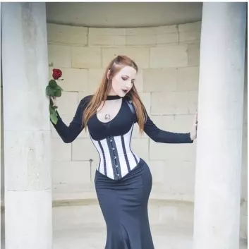 Plume, ROSES ARE RED