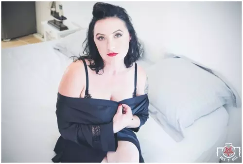 Annabel B., COME ON BABY, LIGHT MY FIRE
