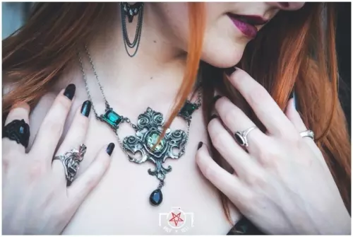 Halloween - Chapter I - VAMPYRES (BITE ME)
