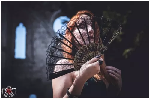 Halloween - Chapter I - VAMPYRES (BITE ME)