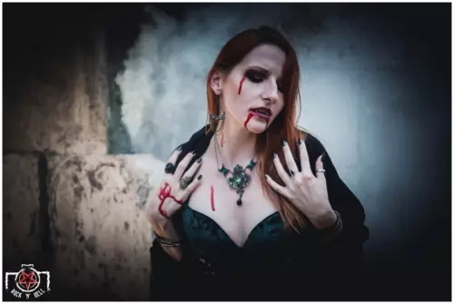 Halloween - Chapter I - VAMPYRES (BITE ME)