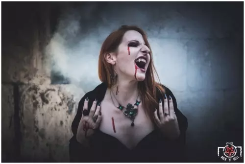 Halloween - Chapter I - VAMPYRES (BITE ME)