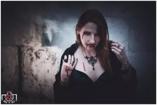 Halloween - Chapter I - VAMPYRES (BITE ME)