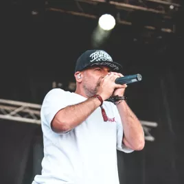 white-sofa-666-festival-4