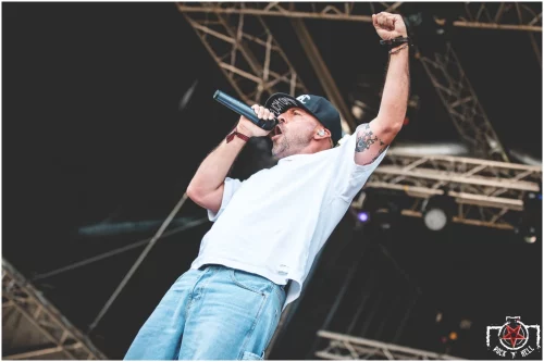 white-sofa-666-festival-6