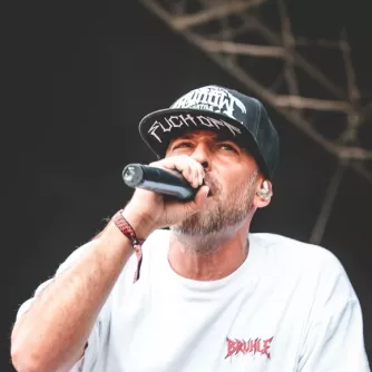 white-sofa-666-festival-8